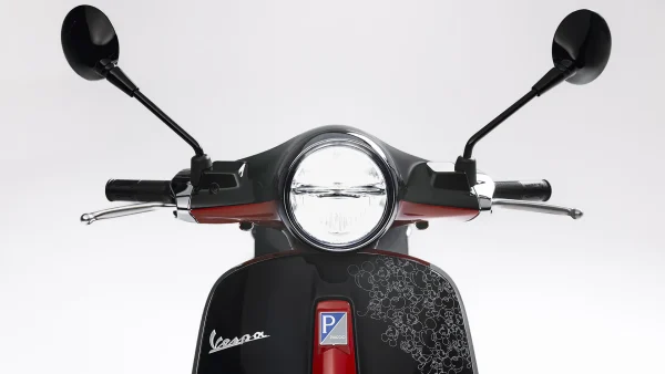 Vespa Primavera 125 Disney Mickey Mouse Edition by Vespa – Image 3
