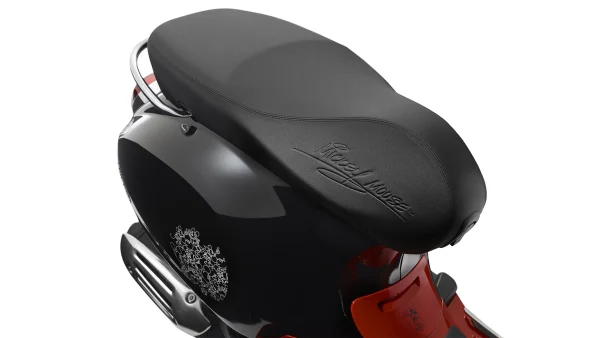 Vespa Primavera 125 Disney Mickey Mouse Edition by Vespa – Image 2